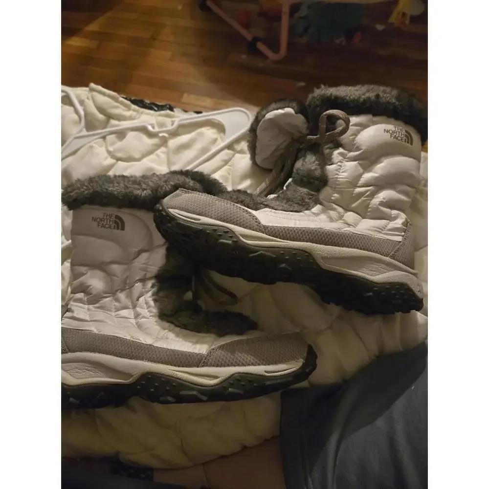 The North Face girls size 5 Winter Boots with Faux Fur Trim